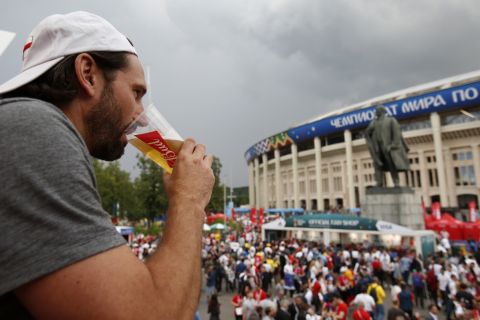 Φίλαθλος πίνει μπύρα πριν το Κροατία - Αγγλία στο Μουντιάλ