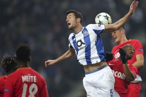 Porto's Ivan Marcano, center, jumps for the ball during the Champions League group G soccer match between FC Porto and AS Monaco at the Dragao stadium in Porto, Portugal, Wednesday, Dec. 6, 2017. (AP Photo/Luis Vieira)