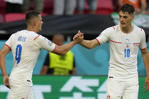 Οι παίκτες της Τσεχίας πανηγυρίζουν γκολ που σημείωσαν κόντρα στην Ολλανδία