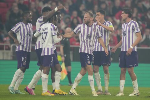 Οι παίκτες της Τουλούζ πανηγυρίζουν γκολ που σημείωσαν κόντρα στην Μπενφίκα για τα playoffs για τη φάση των 16 του Europa League 2023-2024 στο "Λουζ", Λισαβόνα | Πέμπτη 15 Φεβρουαρίου 2024