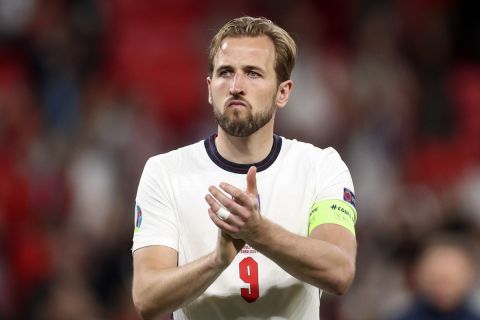 Ο Χάρι Κέιν χειροκροτεί τους φίλους της εθνικής Αγγλίας μετά την ήττα των τριών λιονταριών στον τελικό του Euro 2020 από την Ιταλία | 11 Ιουλίιου 2021