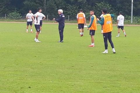 Ο Ιβάν Γιοβάνοβιτς δίνει οδηγίες στους παίκτες του Παναθηναϊκού κατά τη διάρκεια της προετοιμασίας στην Ολλανδία | 24 Ιουλίου 2021