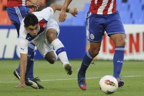 Chile's Felipe Mora, center, fights for the ball with Paraguay's Teodoro Paredes, right, and Ruben Monjes during a U-20 South American soccer championship match in Mendoza, Argentina, Tuesday, Jan. 15, 2013. (AP Photo/Walter Moreno)