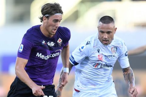 Fiorentina's Dusan Vlahovic controls the ball while under pressure from Cagliari's Radja Nainggolan during a Serie A soccer match at the Artemio Franchi stadium in Florence, Italy, Wednesday, July 8, 2020. (Jennifer Lorenzini/LaPresse via AP)