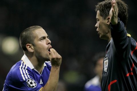 Chelsea's Joe Cole, left, argues with referee Lubos Michel during the Champions League final soccer match against Manchester United at the Luzhniki Stadium in Moscow, Wednesday May 21, 2008.  (AP Photo/Bernat Armangue)