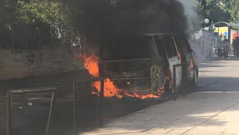Ντου οπαδών της ΑΕΚ και φωτιά σε βαν που μετέφερε φίλους του ΠΑΟΚ