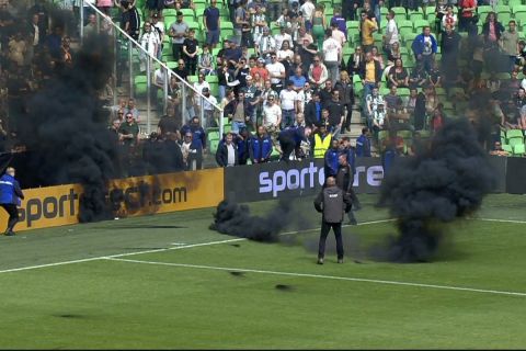 Χρόνινχεν - Άγιαξ: Οριστική διακοπή λόγω ρίψης καπνογόνων και εισβολής οπαδών στο γήπεδο