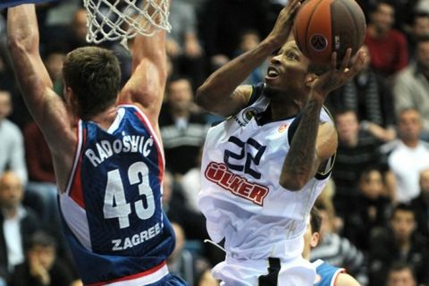 Ulker's Tarence Kinsey (R) tries to score in front of Cibona's Leon Radosevic during their group C Euroleague basketball match in Zagreb, on October 28, 2010.   AFP PHOTO / HRVOJE POLAN (Photo credit should read HRVOJE POLAN/AFP/Getty Images)