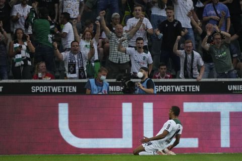 Ο άσος της Γκλάντμπαχ, Αλασάν Πλεά πανηγυρίζει το γκολ του κόντρα στην Μπάγερν σε αγώνα της Bundesliga