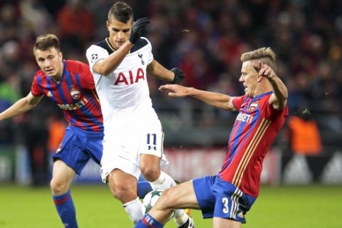 Tottenham's Erik Lamela, centre, struggles for a ball with CSKA's Pontus Wernbloom during the Champions League Group E soccer match between CSKA Moscow and Tottenham Hotspur, in Moscow, Russia, Tuesday, Sept. 27, 2016. (AP Photo/Ivan Sekretarev)