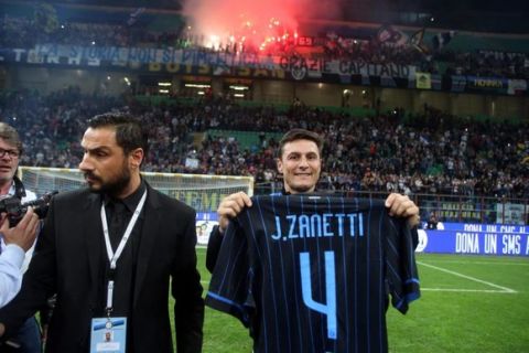 Javier Zanetti saluta il pubblico durante la cerimonia con cui è stata ritirata la maglia numero 4 dell'Inter questa sera allo stadio Giuseppe Meazza di Milano dopo  la partita amichevole "Zanetti and friends match for Expo", 4 maggio 2015. 
ANSA / MATTEO BAZZI