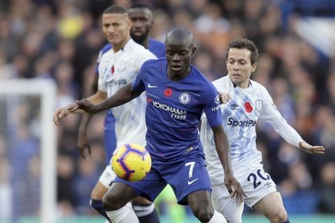 Chelsea's N'Golo Kante, front left, duels for the ball with Everton's Bernard during the English Premier League soccer match between Chelsea and Everton at Stamford Bridge stadium in London, Sunday, Nov. 11, 2018. (AP Photo/Tim Ireland)