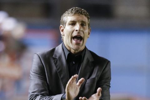 Martin Palermo, coach of Argentina's Arsenal gives instructions to his players during a Copa Libertadores soccer match against Paraguay's Nacional in Buenos Aires, Argentina, Wednesday, May 14, 2014. (AP Photo/Natacha Pisarenko)