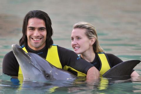 Ο Φαλκάο και η όμορφη Νταϊάνα παρέα με ένα δελφίνι!