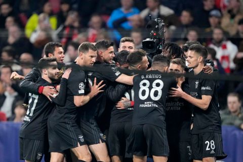 Οι παίκτες της Μπενφίκα πανηγυρίζουν γκολ που σημείωσαν κόντρα στον Άγιαξ για τη φάση των 16 του Champions League 2021-2022 στη "Γιόχαν Κρόιφ Αρένα", Άμστερνταμ | Τρίτη 15 Μαρτίου 2022