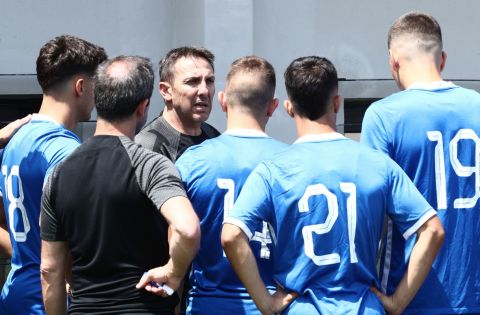 Ο τεχνικός της Εθνικής Ελπίδων, Νίκος Παπαδόπουλος, δίνει οδηγίες στους παίκτες της ομάδας