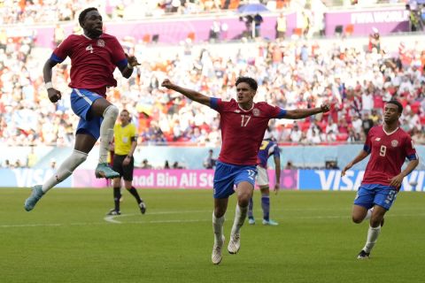 Οι παίκτες της Κόστα Ρίκα πανηγυρίζουν το γκολ του Φούλερ