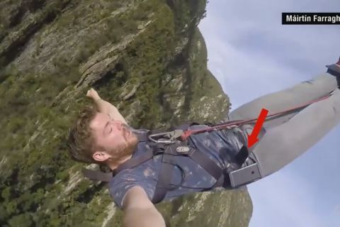 Έκανε bungee jumping και έχασε το πανάκριβο κινητό του!