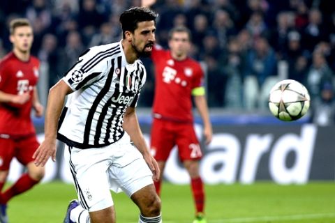 Juventus' Sami Khedira goes for the ball during the Champions League, round of 16, first-leg soccer match between Juventus and Bayern Munich at the Juventus stadium in Turin, Italy, Tuesday, Feb. 23, 2016. (AP Photo/Massimo Pinca)