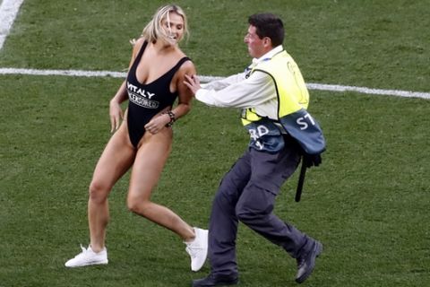 A pitch invader interrupts the game during the Champions League final soccer match between Tottenham Hotspur and Liverpool at the Wanda Metropolitano Stadium in Madrid, Saturday, June 1, 2019. (AP Photo/Armando Franca)