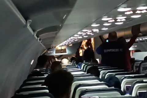 Ολυμπιακός, έκπληξη του πιλότου στο αεροπλάνο: Εμφανίστηκε με τρομπέτα και έπαιξε τον ύμνο της ομάδας