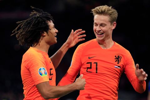 Ο Φρένκι ντε Γιονγκ (δεξιά) της Ολλανδίας πανηγυρίζει με τον Νέιθαν Άκε γκολ που σημείωσε κόντρα στην Εσθονία για τους προκριματικούς ομίλους του Euro 2020 στην "Γιόχαν Κρόιφ Αρένα", Άμστερνταμ | Τρίτη 19 Νοεμβρίου 2019