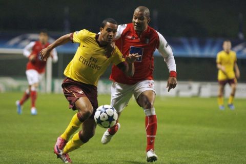Sporting Braga's Alberto Rodriguez (R) fights for the ball with Arsenal's Theo Walcott during their Champions League Group H soccer match at Braga City stadium November 23, 2010.   REUTERS/Rafael Marchante (PORTUGAL - Tags: SPORT SOCCER)
