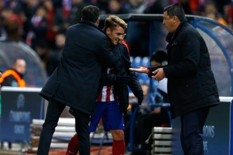 Atletico's Antoine Griezmann is hugged by Atletico's coach Diego Simeone, left, after being substituted during the Champions League Group C soccer match between Atletico Madrid and Galatasaray at the Vicente Calderon stadium in Madrid, Spain, Wednesday Nov. 25, 2015. (AP Photo/Francisco Seco)  