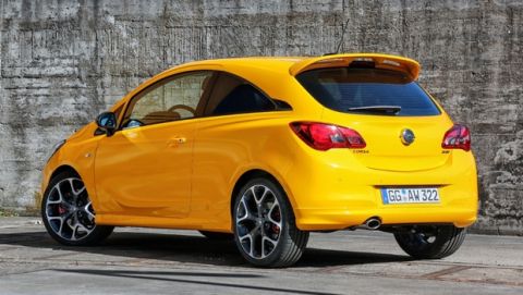 The sight most competitors will see: The rear of the new Opel Corsa GSi features an eye-catching roof spoiler that generates additional downforce on the rear axle.