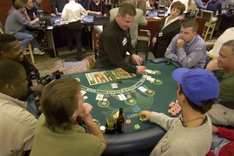 Ντίλερ σε τραπέζι blackjack σε καζίνο στην Αριζόνα
