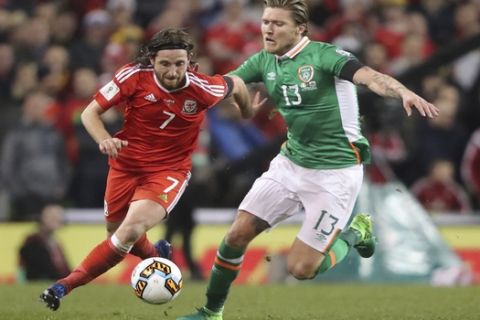 Wales' Joe Allen, left, and Ireland's Jeff Hendrick battle for the ball during the 2018 World Cup Group D qualifying soccer match at the Aviva Stadium, Dublin, Ireland, Friday, March 24, 2017. (Brian Lawless/PA via AP)