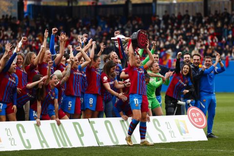 Οι παίκτριες της Μπαρτσελόνα πανηγυρίζουν την κατάκτηση της Primera División Femenina 2021-2022 ύστερα από τη νίκη επί της Ρεάλ στο "Γιόχαν Κρόιφ", Βαρκελώνη | Κυριακή 13 Μαρτίου 2022