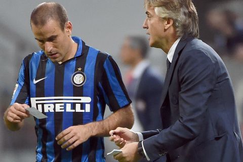 Inter Milans forward Rodrigo Palacio (L) reads some instructions handed by  head coach Roberto Mancini during the Serie A soccer match between  Inter Milan and Fiorentina at the Giuseppe Meazza stadium in Milan, Italy, 27 September 2015. ANSA/DANIEL DAL ZENNARO