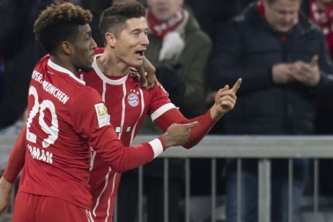 Kingsley Coman (izquierda) y Robert Lewandowski festejan un gol del Bayern Múnich en su triunfo sobre el Werder Bremen, el domingo 21 de enero de 2018, en la Bundesliga (Sven Hoppe/dpa via AP) via AP)