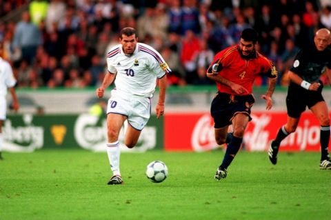 France's Zinedine Zidane (l) takes the ball away from Spain's Josep Guardiola (r) 