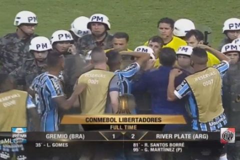 Copa Libertadores: Συνοδεία αστυνομικών βγήκε από το γήπεδο ο διαιτητής στο Γκρέμιο - Ρίβερ