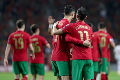 March 29, 2022, Porto, Portugal: Portugal s midfielder Bruno Fernandes R  celebrates with Cristiano Ronaldo after scoring a goal during the 2022 FIFA World Cup, WM, Weltmeisterschaft, Fussball Qualifier football match between Portugal and North Macedonia at the Dragao stadium in Porto, Portugal, on March 29, 2022. Porto Portugal - ZUMAf123 20220329_zap_f123_010 Copyright: xPedroxFiuzax 