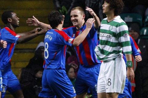 Inverness Caledonian Thistle's Grant Munro (C) celebrates scoring against Celtic during their Scottish Premier League soccer match in Glasgow, Scotland November 27, 2010. REUTERS/David Moir (BRITAIN - Tags: SPORT SOCCER)