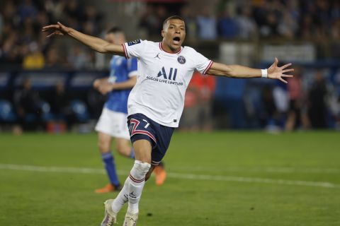Ο Εμπαπέ πανηγυρίζει γκολ του στο Στρασμπούρ - Παρί για την Ligue 1.