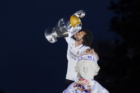 Ο Μαρσέλο με το τρόπαιο του Champions League