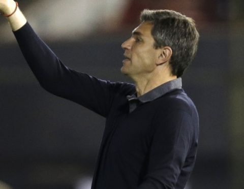Coach Mauricio Pelegrino of Argentina's Independiente gestures during a Copa Sudamericana soccer game against Paraguay's Olimpia in Asuncion, Paraguay, Wednesday, Sept. 30, 2015. (AP Photo/Jorge Saenz)