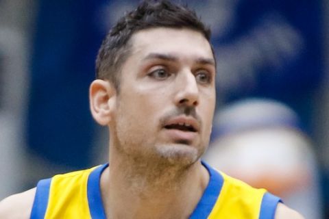 Ο παίκτης του Κολοσσού Ρόδου, Βασίλης Ξανθόπουλος, σε φάση από τη σεζόν 2019/20 όταν αγωνιζόταν στο Περιστέρι