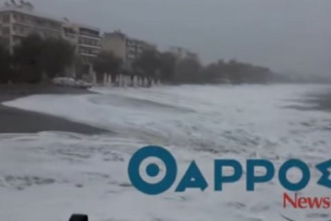 Κυκλώνας Ζορμπάς: "Μάχη" με τα κύματα στην Καλαμάτα