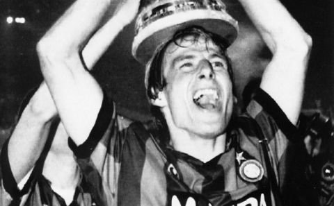 Inter Milan wins UEFA-cup - Inter Milan's German player Juergen Klinsmann holding the cup which won his team on May 22, 1991. (05/23/1991)(AP Photo)