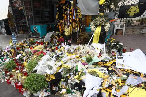 Λουλούδια και κασκόλ στο σημείο που δολοφονήθηκε ο Μιχάλης 