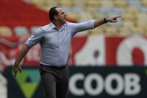 Ο Ροζέριο Σένι ως προπονητής της Φλαμένγκο σε ματς κόντρα στην Ιντερνασιονάλ