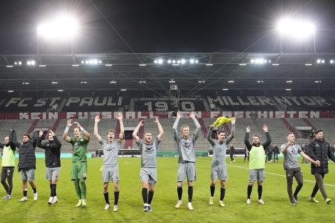 Οι παίκτες της Ζανκτ Πάουλι πανηγυρίζουν πρόκριση επί της Ντόρτμουντ στο Κύπελλο Γερμανίας.
