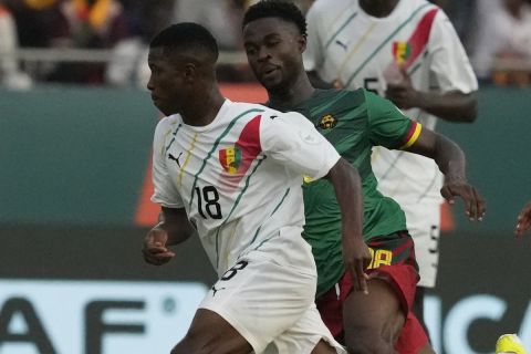 Ο Αγκιμπού Καμαρά με τη φανέλα της Γουινέας σε ματς κόντρα στο Καμερούν για το Κύπελλο Εθνών Αφρικής | 15 Ιανουαρίου 2024