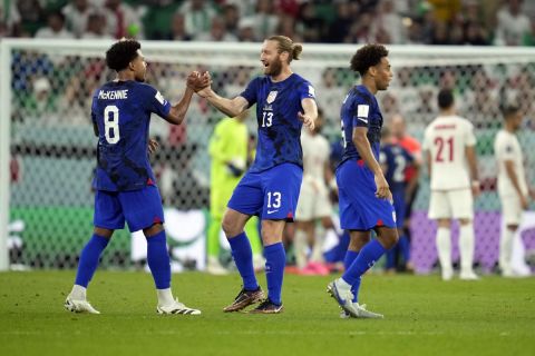 Οι παίκτες των ΗΠΑ πανηγυρίζουν γκολ κόντρα στο Ιράν για τη φάση των ομίλων του Παγκοσμίου Κυπέλλου 2022 στο "Αλ Τουμαμά", Ντόχα | Τρίτη 29 Νοεμβρίου 2022