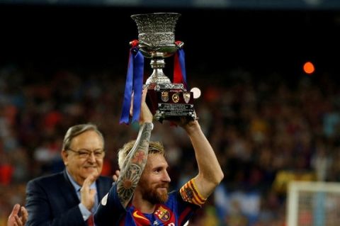 Football Soccer - Barcelona v Sevilla - Spanish SuperCup second leg - Camp Nou stadium, Barcelona , Spain - 18/08/16 Barcelona's Lionel Messi raises up the Spanish SuperCup trophy. REUTERS/Albert Gea